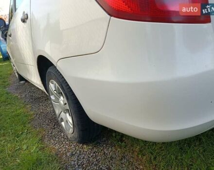 Белый Шкода Фабия, объемом двигателя 1.6 л и пробегом 280 тыс. км за 5000 $, фото 2 на Automoto.ua