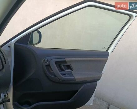 Белый Шкода Фабия, объемом двигателя 1.6 л и пробегом 280 тыс. км за 5000 $, фото 11 на Automoto.ua