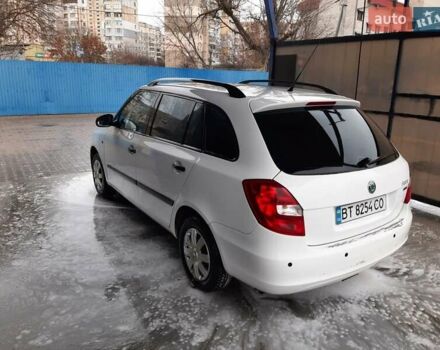 Белый Шкода Фабия, объемом двигателя 1.2 л и пробегом 197 тыс. км за 4900 $, фото 2 на Automoto.ua