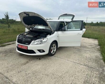 Белый Шкода Фабия, объемом двигателя 1.4 л и пробегом 202 тыс. км за 7850 $, фото 3 на Automoto.ua