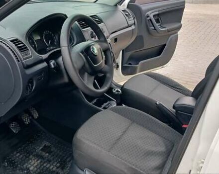 Білий Шкода Фабія, об'ємом двигуна 1.4 л та пробігом 220 тис. км за 5800 $, фото 5 на Automoto.ua