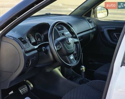 Белый Шкода Фабия, объемом двигателя 1.4 л и пробегом 188 тыс. км за 7950 $, фото 3 на Automoto.ua