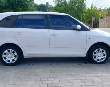 Белый Шкода Фабия, объемом двигателя 1.4 л и пробегом 220 тыс. км за 5800 $, фото 4 на Automoto.ua