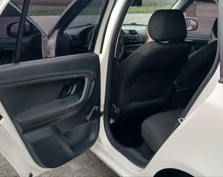 Белый Шкода Фабия, объемом двигателя 1.4 л и пробегом 220 тыс. км за 5600 $, фото 10 на Automoto.ua