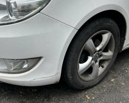 Белый Шкода Фабия, объемом двигателя 1.2 л и пробегом 350 тыс. км за 5700 $, фото 1 на Automoto.ua