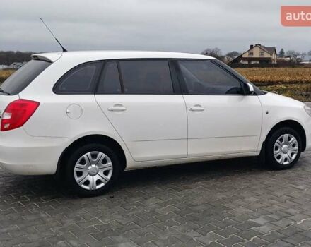 Белый Шкода Фабия, объемом двигателя 1.4 л и пробегом 220 тыс. км за 5600 $, фото 3 на Automoto.ua