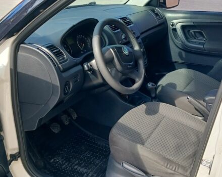 Белый Шкода Фабия, объемом двигателя 1.4 л и пробегом 220 тыс. км за 5800 $, фото 11 на Automoto.ua