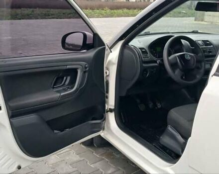 Белый Шкода Фабия, объемом двигателя 1.4 л и пробегом 220 тыс. км за 5600 $, фото 8 на Automoto.ua