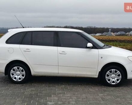 Белый Шкода Фабия, объемом двигателя 1.4 л и пробегом 220 тыс. км за 5600 $, фото 1 на Automoto.ua