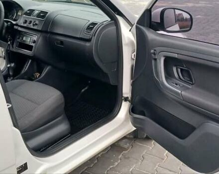 Белый Шкода Фабия, объемом двигателя 1.4 л и пробегом 220 тыс. км за 5600 $, фото 15 на Automoto.ua