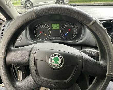 Белый Шкода Фабия, объемом двигателя 1.2 л и пробегом 350 тыс. км за 5700 $, фото 8 на Automoto.ua