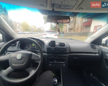 Шкода Фабия 2011 в Хмельницком на Automoto.ua Белый Шкода Фабия, объемом двигателя 1.2 л и пробегом 210 тыс. км за 5000 $, фото 5 на Automoto.ua