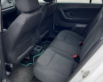 Белый Шкода Фабия, объемом двигателя 1.2 л и пробегом 350 тыс. км за 5700 $, фото 13 на Automoto.ua