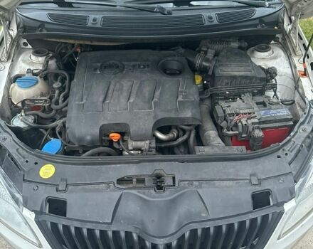 Белый Шкода Фабия, объемом двигателя 1.6 л и пробегом 250 тыс. км за 6200 $, фото 6 на Automoto.ua