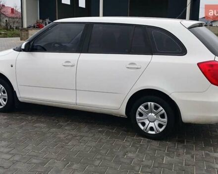 Белый Шкода Фабия, объемом двигателя 1.4 л и пробегом 220 тыс. км за 5600 $, фото 4 на Automoto.ua