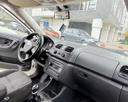 Белый Шкода Фабия, объемом двигателя 1.2 л и пробегом 195 тыс. км за 5500 $, фото 7 на Automoto.ua