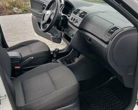 Белый Шкода Фабия, объемом двигателя 1.4 л и пробегом 220 тыс. км за 5600 $, фото 16 на Automoto.ua