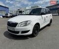Белый Шкода Фабия, объемом двигателя 1.2 л и пробегом 220 тыс. км за 4200 $, фото 1 на Automoto.ua