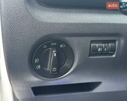 Белый Шкода Фабия, объемом двигателя 1.2 л и пробегом 157 тыс. км за 5500 $, фото 14 на Automoto.ua