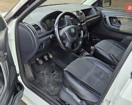 Белый Шкода Фабия, объемом двигателя 1.6 л и пробегом 303 тыс. км за 5600 $, фото 7 на Automoto.ua