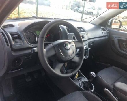 Белый Шкода Фабия, объемом двигателя 1.39 л и пробегом 204 тыс. км за 5500 $, фото 4 на Automoto.ua