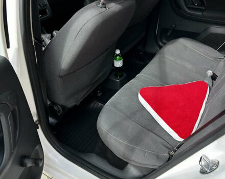 Белый Шкода Фабия, объемом двигателя 1.2 л и пробегом 243 тыс. км за 6000 $, фото 4 на Automoto.ua