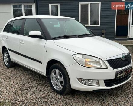 Белый Шкода Фабия, объемом двигателя 1.2 л и пробегом 157 тыс. км за 5500 $, фото 2 на Automoto.ua