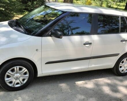 Белый Шкода Фабия, объемом двигателя 1.6 л и пробегом 244 тыс. км за 5450 $, фото 2 на Automoto.ua