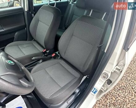 Белый Шкода Фабия, объемом двигателя 1.2 л и пробегом 157 тыс. км за 5500 $, фото 12 на Automoto.ua