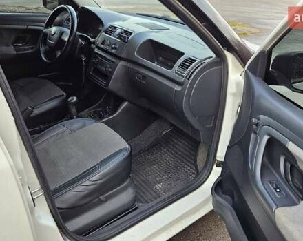 Белый Шкода Фабия, объемом двигателя 1.6 л и пробегом 303 тыс. км за 5600 $, фото 8 на Automoto.ua