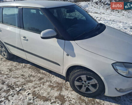Белый Шкода Фабия, объемом двигателя 1.39 л и пробегом 389 тыс. км за 3500 $, фото 1 на Automoto.ua