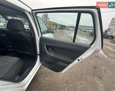 Белый Шкода Фабия, объемом двигателя 1.2 л и пробегом 180 тыс. км за 5500 $, фото 28 на Automoto.ua