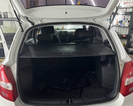 Белый Шкода Фабия, объемом двигателя 1.6 л и пробегом 300 тыс. км за 6350 $, фото 6 на Automoto.ua