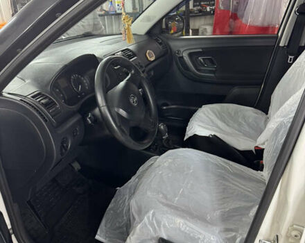 Белый Шкода Фабия, объемом двигателя 1.6 л и пробегом 300 тыс. км за 6350 $, фото 3 на Automoto.ua