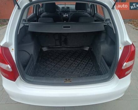 Белый Шкода Фабия, объемом двигателя 1.39 л и пробегом 266 тыс. км за 6500 $, фото 2 на Automoto.ua