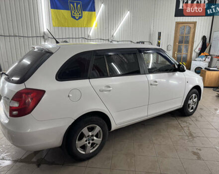 Белый Шкода Фабия, объемом двигателя 1.6 л и пробегом 300 тыс. км за 6350 $, фото 1 на Automoto.ua