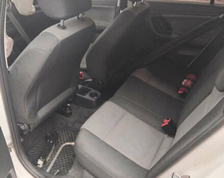 Белый Шкода Фабия, объемом двигателя 1.2 л и пробегом 250 тыс. км за 3500 $, фото 5 на Automoto.ua