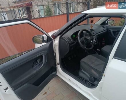 Белый Шкода Фабия, объемом двигателя 1.39 л и пробегом 266 тыс. км за 6500 $, фото 21 на Automoto.ua