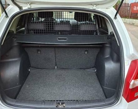 Белый Шкода Фабия, объемом двигателя 1.6 л и пробегом 272 тыс. км за 6500 $, фото 6 на Automoto.ua