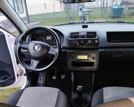 Білий Шкода Фабія, об'ємом двигуна 1.39 л та пробігом 194 тис. км за 5500 $, фото 4 на Automoto.ua