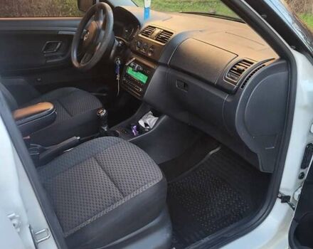 Білий Шкода Фабія, об'ємом двигуна 1.6 л та пробігом 259 тис. км за 6300 $, фото 7 на Automoto.ua