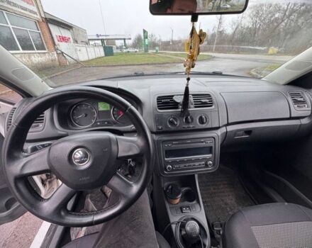 Белый Шкода Фабия, объемом двигателя 1.4 л и пробегом 230 тыс. км за 4500 $, фото 4 на Automoto.ua