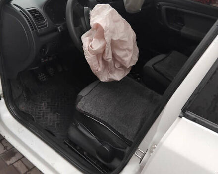 Белый Шкода Фабия, объемом двигателя 1.2 л и пробегом 250 тыс. км за 3500 $, фото 3 на Automoto.ua