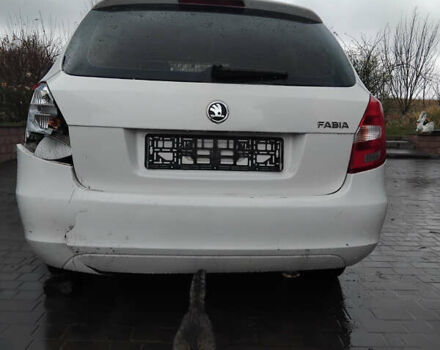 Белый Шкода Фабия, объемом двигателя 1.2 л и пробегом 250 тыс. км за 3500 $, фото 1 на Automoto.ua