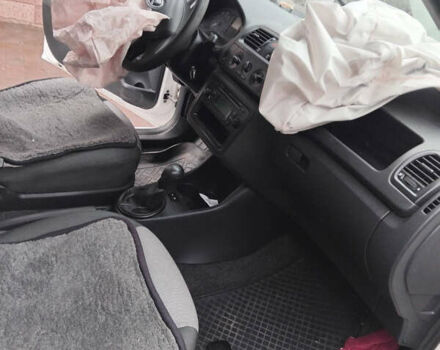 Белый Шкода Фабия, объемом двигателя 1.2 л и пробегом 250 тыс. км за 3500 $, фото 4 на Automoto.ua