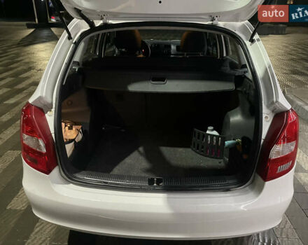 Белый Шкода Фабия, объемом двигателя 1.2 л и пробегом 191 тыс. км за 5400 $, фото 6 на Automoto.ua