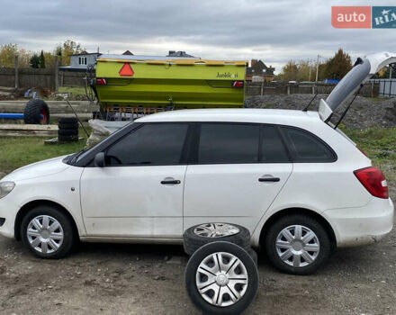 Белый Шкода Фабия, объемом двигателя 1.6 л и пробегом 287 тыс. км за 6300 $, фото 2 на Automoto.ua