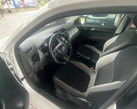 Белый Шкода Фабия, объемом двигателя 1.4 л и пробегом 280 тыс. км за 7500 $, фото 5 на Automoto.ua