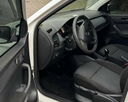 Белый Шкода Фабия, объемом двигателя 1.2 л и пробегом 259 тыс. км за 7300 $, фото 6 на Automoto.ua