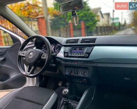 Белый Шкода Фабия, объемом двигателя 1.2 л и пробегом 180 тыс. км за 9800 $, фото 3 на Automoto.ua